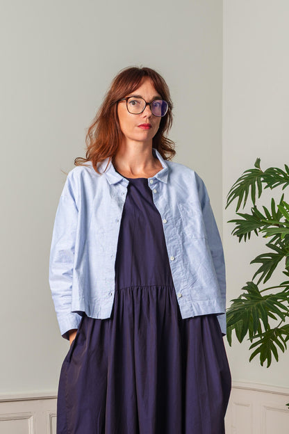 Chemise bleu ouverte sur robe